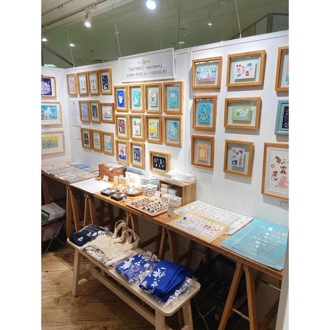 おおで ゆかこのインスタグラム：「搬入の日でした✨ 明日からの個展『Apartment』11/7(sat)~11/26(thu) 梅田のカワチ画材阪急三番街店 店内ギャラリー『画人画廊』にて開催します。 小さなアパートに飾られているようなミニサイズのイラストレーション原画(販売あり)、雑貨の販売です！  額作品は展示終了後に着払いでの発送となります。 do-art.jp/yukako_ohde/ 18日は阪急三番街がお休みとなります。  今回はお店の一角での展示となります。コロナ対策として 消毒液の設置とレジカゴ等の消毒、スタッフのマスク着用、また今回作品ファイルは設置しない予定です。マスクの着用をお願い致します。 (店内は密閉空間ではありません)  よろしくお願い致します✨」