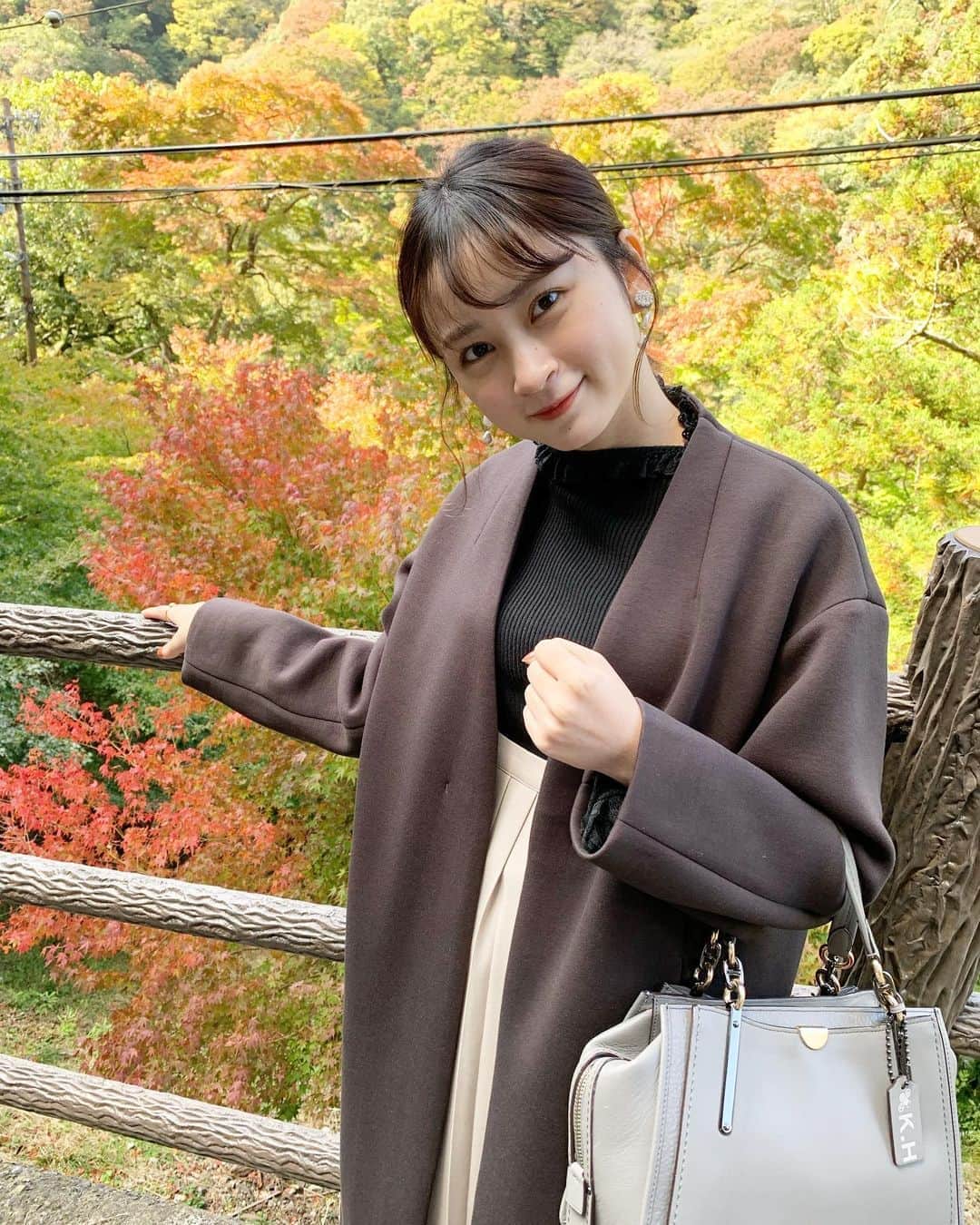 廣田佳菜子のインスタグラム：「こんばんは！ だんだんと葉っぱが赤く色づいてきましたね！  今日はスピーチレッスンがありました 明日はウォーキングレッスン！！ がんばるぞぉ💪💕 本日もかなポチお願いします😊」