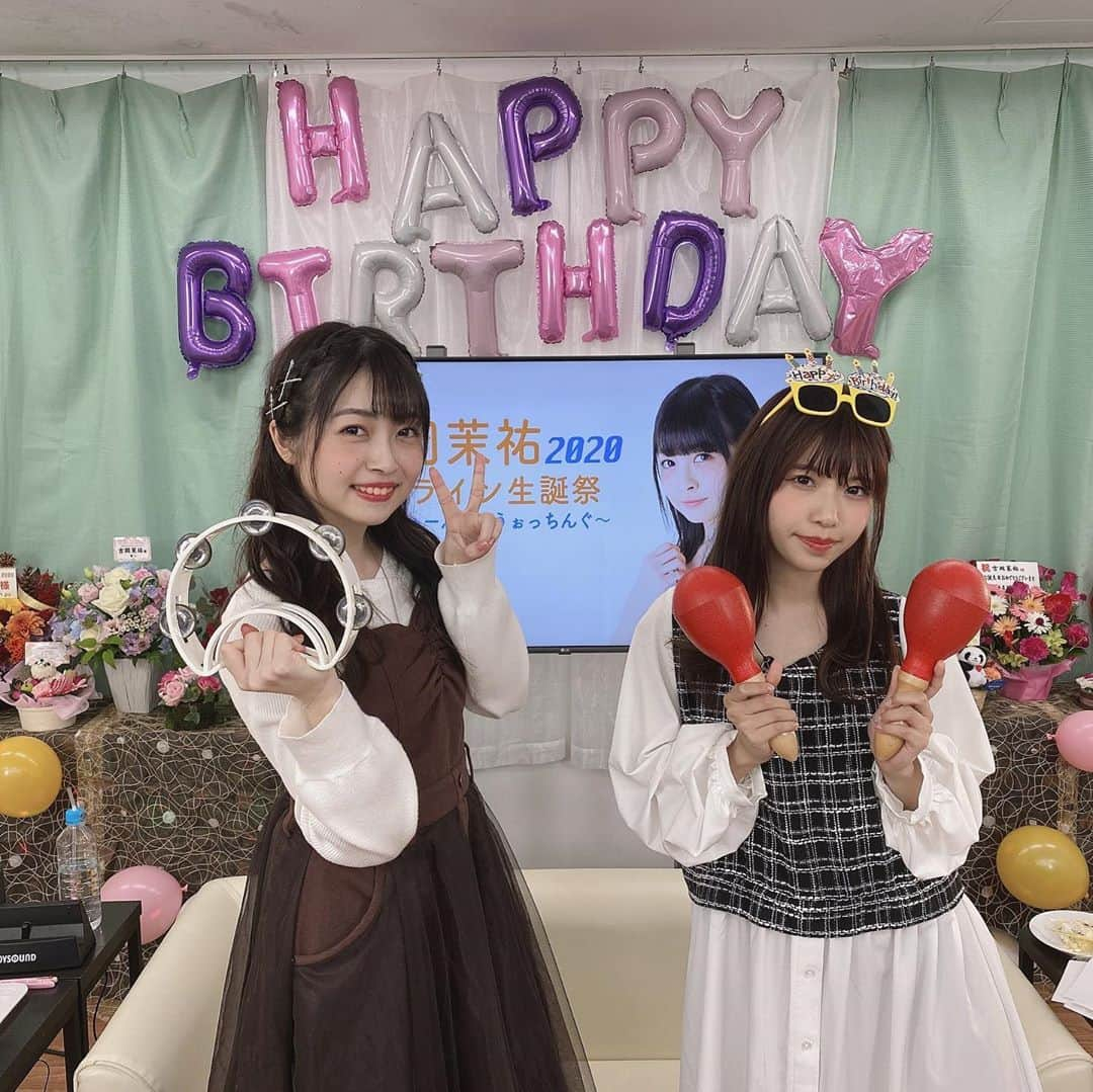 吉岡茉祐さんのインスタグラム写真 - (吉岡茉祐Instagram)「生誕祭を配信で。  ライブやイベントがなかなかできない今、配信として皆様と時間を共有できることが何より幸せで、、、  そんな機会を作ってくださったスタッフの皆さんにも感謝です！  やりたくてもできない、諦めがたくさんあったこの一年の鬱憤を吹き飛ばすかのように、盛大に大好きな歌で約二時間お届けしました。  本当に楽しかった…  ゲストに来てくれた亜咲花ちゃん。楽屋でも楽しいお話できて、より仲良くなれた気がする☺️ また一緒に歌いたい…！聴きたい！ 神降臨してた…  140文字程度ではなかなかあらわせない想いは、ここに書き留めていくことにしようと思います。  さらに、なかなか会えないこの機会に少しでも共有の時間ができたらと思い、インスタライブをしていく予定です！  1回目は明日の夜！ 時間はまた追って…。 誕生日当日の配信にします☺️  まだまだ初心者ですが、暖かく見守って頂けたら嬉しいです！  お祝い&フォローたくさんありがとう！ 来月12/16のニコ生もよろしくお願いします✨  #吉岡茉祐生誕祭2020」11月6日 23時55分 - yoshioka_mayuc