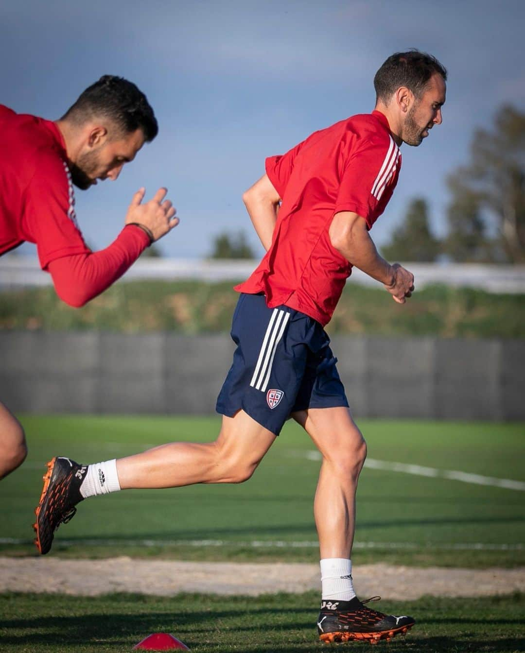 ディエゴ・ゴディンさんのインスタグラム写真 - (ディエゴ・ゴディンInstagram)「Listos para el partido de mañana. Pronti per la partita di domani 🔵🔴 #ForzaCasteddu」11月6日 23時50分 - diegogodin