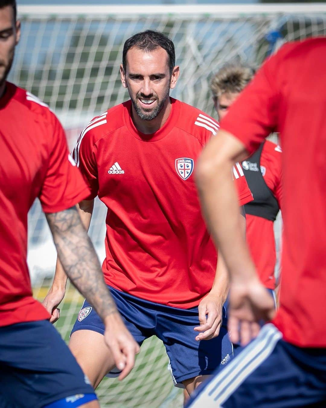 ディエゴ・ゴディンのインスタグラム：「Listos para el partido de mañana. Pronti per la partita di domani 🔵🔴 #ForzaCasteddu」