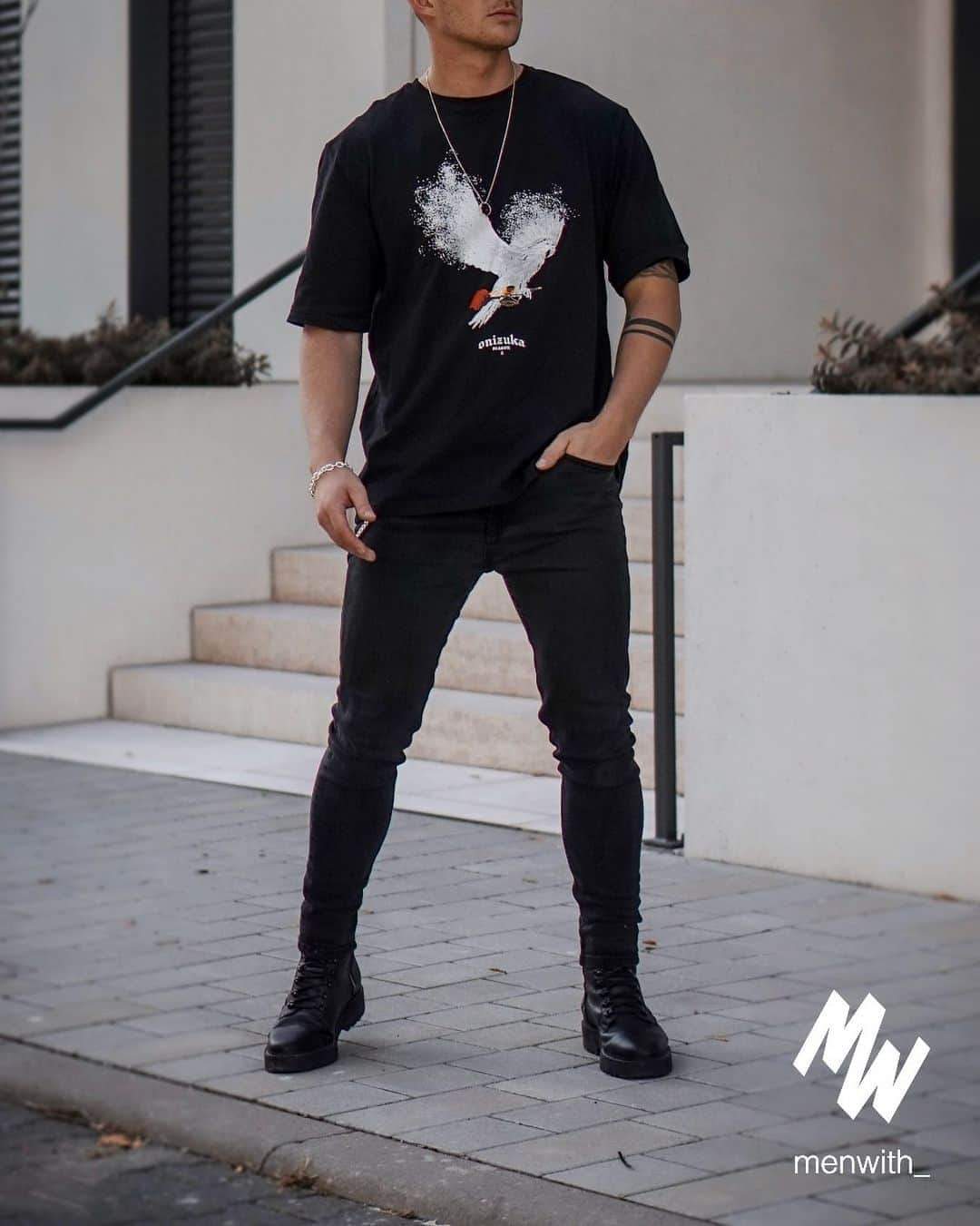Men Withのインスタグラム：「Very nice photo of our dear friend @iamluca.z_ 👌🏽 #menwithstreetstyle」