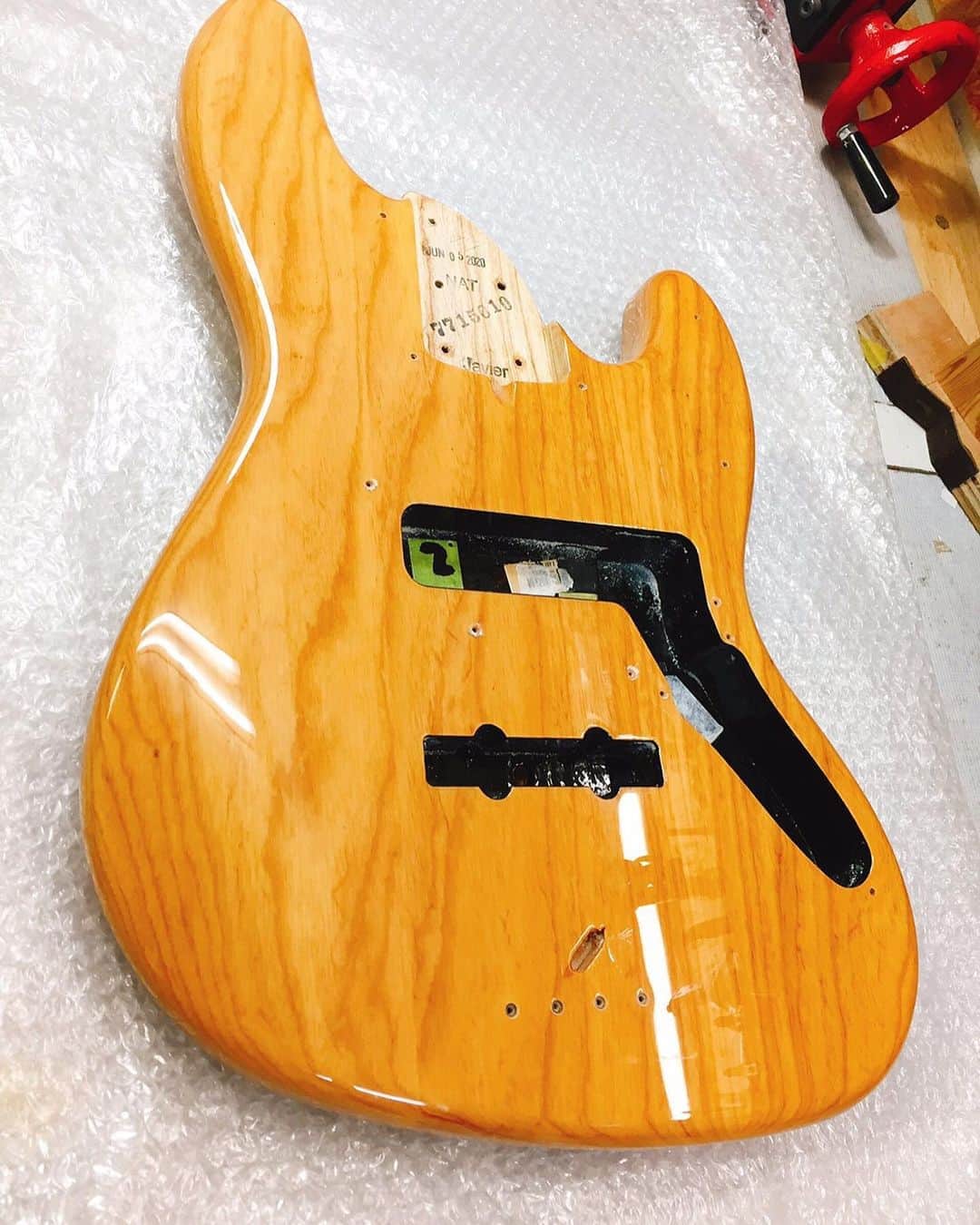 Ju-kenのインスタグラム：「Fender american ultra jazz bass  natural → black  クリア研磨して、塗ってくれたらしい🕸  自分でやれたらどんなに楽しいかと、思ったりもするが、結局こーいうのはその道の人にお願いした方がキレイにかつ早く仕上がるんだろうなぁ。。。  バイクもベースも自分でカスタムしたいが、、、失敗して、やり直してって時間有ったら、練習したり、カッコいいリフ考えたりするほうが、良いんだろうなぁとか、思う。。。  まぁ、結果、エライカッコよくなったから、ええよな♫  #fenderamericanultrajazzbass #refinish #natural #black #カスタム」