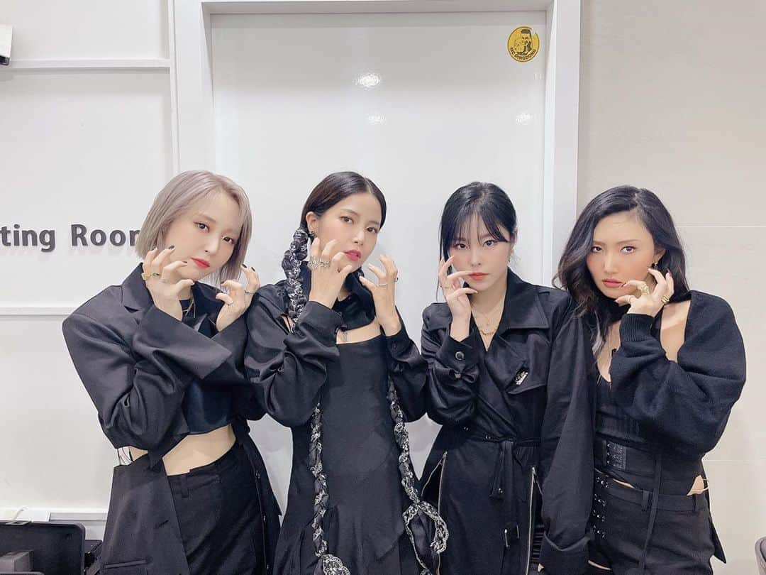 Mamamooさんのインスタグラム写真 - (MamamooInstagram)「. [#마마무] - '유희열의 스케치북'이 잠시 후 00시 40분에 방송됩니다🖤 - KBS2로 우리 무무들 모여~🎶 - #MAMAMOO #유희열의스케치북」11月7日 0時03分 - mamamoo_official