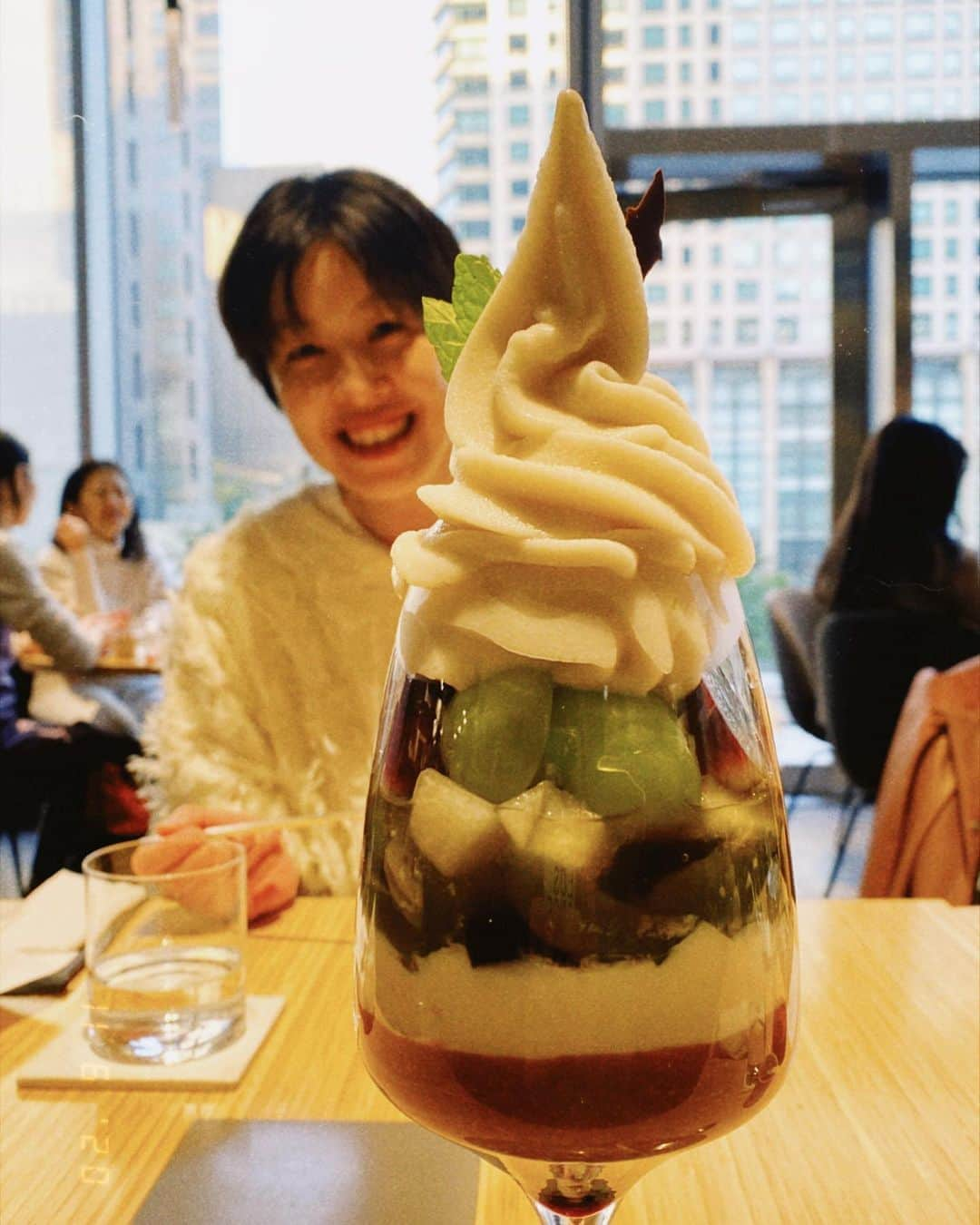 高橋愛さんのインスタグラム写真 - (高橋愛Instagram)「🐝 × 🍵 × 🧁 ㅤㅤㅤㅤㅤㅤㅤㅤㅤㅤㅤㅤㅤ ㅤㅤㅤㅤㅤㅤㅤㅤㅤㅤㅤㅤㅤ パフェから こんにちは♡ ㅤㅤㅤㅤㅤㅤㅤㅤㅤㅤㅤㅤㅤ 久しぶりに @akikohachinohe さんと @tammyyy_stylist さんと お茶しました〜❤️ ㅤㅤㅤㅤㅤㅤㅤㅤㅤㅤㅤㅤㅤ 気が付いたら 外が真っ暗だった！ ってくらいずっと喋ってて 楽しかったです🤣 ㅤㅤㅤㅤㅤㅤㅤㅤㅤㅤㅤㅤㅤ THREEのご飯も 美味しいし、最高！ ㅤㅤㅤㅤㅤㅤㅤㅤㅤㅤㅤㅤㅤ しかも、はちさんが ViSさんとの コラボバック、買ってくれてたの😭 (3.4枚目) ㅤㅤㅤㅤㅤㅤㅤㅤㅤㅤㅤㅤㅤ 優しすぎる😭 嬉しすぎる😭 ㅤㅤㅤㅤㅤㅤㅤㅤㅤㅤㅤㅤㅤ もう、大好き！！！！！ ㅤㅤㅤㅤㅤㅤㅤㅤㅤㅤㅤㅤㅤ #threerevivekitchen  #今日のはちさん #今日のたみさん #楽しかった☺️ #visdesu #aidesu #hachidesu #sukidesu」11月7日 0時03分 - i_am_takahashi