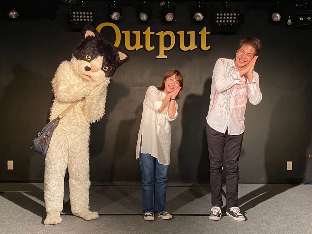 関取花のインスタグラム：「沖縄Outputにて下地イサムさんとむぎ(猫)ちゃんと3マンライブでした🐈🌷👨🏻むぎちゃんの優しく温かく楽しいライブも、下地さんのまるで神様みたいな祈るような歌声も、本当に最高だった。そして目の前にお客さんがいることの有難さと幸せをあらためて感じた。素敵な夜！ありがとうございました！ #むぎちゃんオススメの #うっとりポーズ」