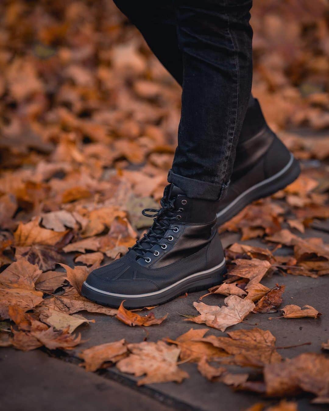 ALDO shoesさんのインスタグラム写真 - (ALDO shoesInstagram)「Turn over a new leaf. 🍁 Men’s fashion guru Krum aka @cantimagineit walks the streets in our new winterized boot Powderx. Swipe through to see more. #AldoPowder #AldoCrew」11月7日 0時00分 - aldo_shoes