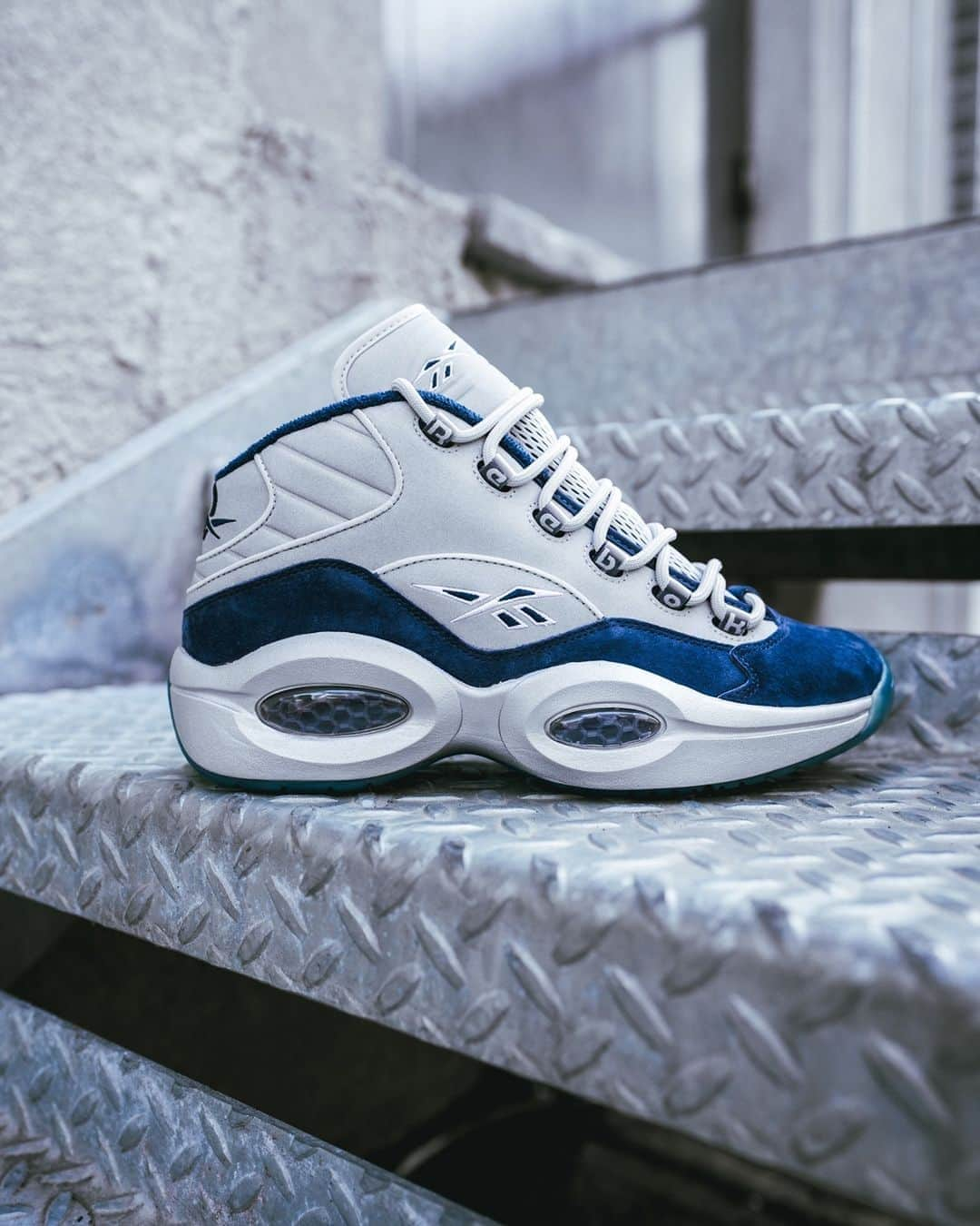 Foot Lockerさんのインスタグラム写真 - (Foot LockerInstagram)「AI pays homage to the Dallas Cowboys with this special colorway of the #reebok Question Mid. Available now!」11月7日 0時00分 - footlocker