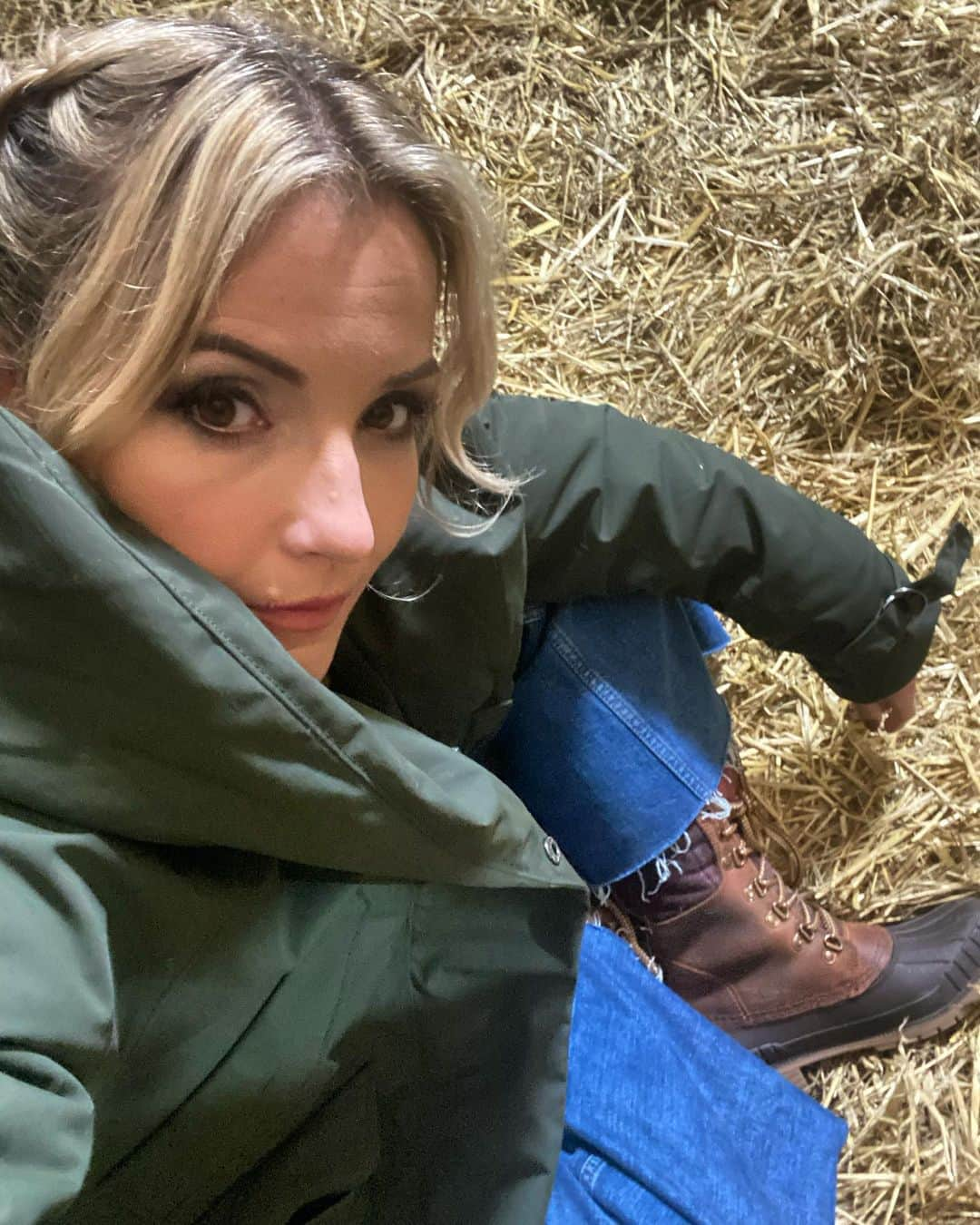 ヘレン・スケルトンさんのインスタグラム写真 - (ヘレン・スケルトンInstagram)「It’s cold outside ..... so join us at 9pm for our penultimate Friday on the Farm.... @onthefarmc5 boots and jacket were a gift .... from @webury #farming #yorkshire #rurallife #fridaynighttelly #gift」11月7日 0時00分 - helenskelton