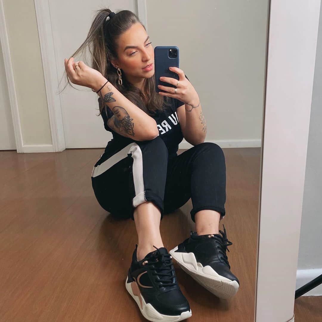 Bruna Unzuetaのインスタグラム：「Comfy look ✨ se depender de mim, uso tênis pra sempre 👟 quem mais é do team tênis? 🙋🏻‍♀️ esse da @instaramarim é muuuito lindo e extremamente confortável, parece que to pisando nas nuvens ☁️😂 e se você usar meu cupom: “UNZUETAERAMARIM” tem 10% de desconto einnnn...aproveitem 🥰 *publicidade」