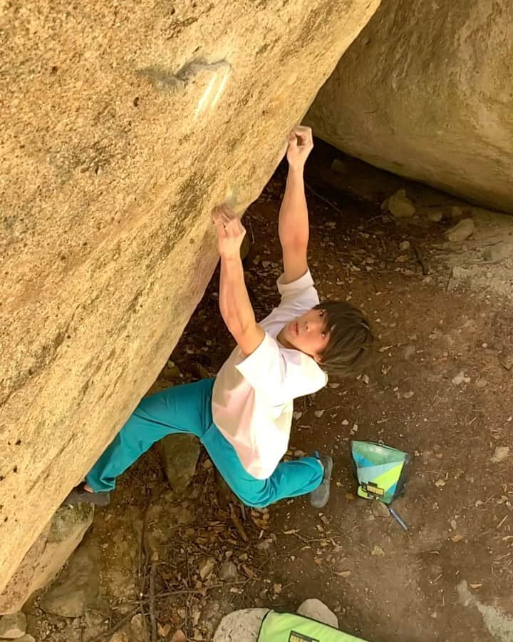 村井隆一のインスタグラム：「Launching pad project  #session2 An intense dyno crux🔥  今日も @naoki__shimatani とプロジェクト。 問題の1手はダイナミックな動きにも関わらずミリ単位の精度が求められるのでなかなかジャストミートできず😬 それでもセッション効果もあっていくつか可能性を探れたのでまた次回試していきます!  #climbing#bouldering#Mizugaki#瑞牆#ボルダリング」