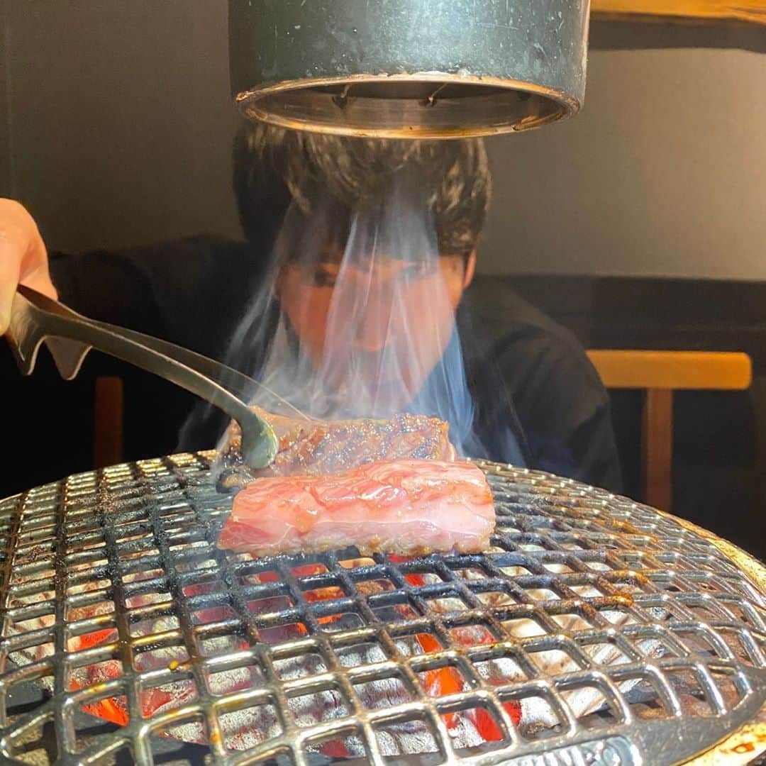 橋本光晟のインスタグラム：「26歳なりました‼️ これからも沢山挑戦して、失敗して、楽しい人生にしたいと思います(^^)  先程、奥さんと2人で焼肉を食べに行った時の写真です🤳  焼き加減にはうるさいです。  連絡くれた方々ありがとうございます！！」