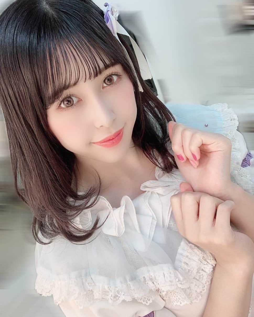 のインスタグラム：「カラコン変えてみました♡ . .  MOLAKのピーチクラッシュです🍑 .  #instagood #instapic #instagram #instalike #instadaily #japan #likeforlikes #like4likes #followｍe #idol #girl #hair #アイドル　#推しのいる生活 #推し #ヘアアレンジ #セミロング #グレーアッシュ #ブルーラベンダー #ブルーブラック #黒髪 #カラコン #molak #ピーチクラッシュ #宮脇咲良 さん　#カラコン着画 #カラコンレポ」