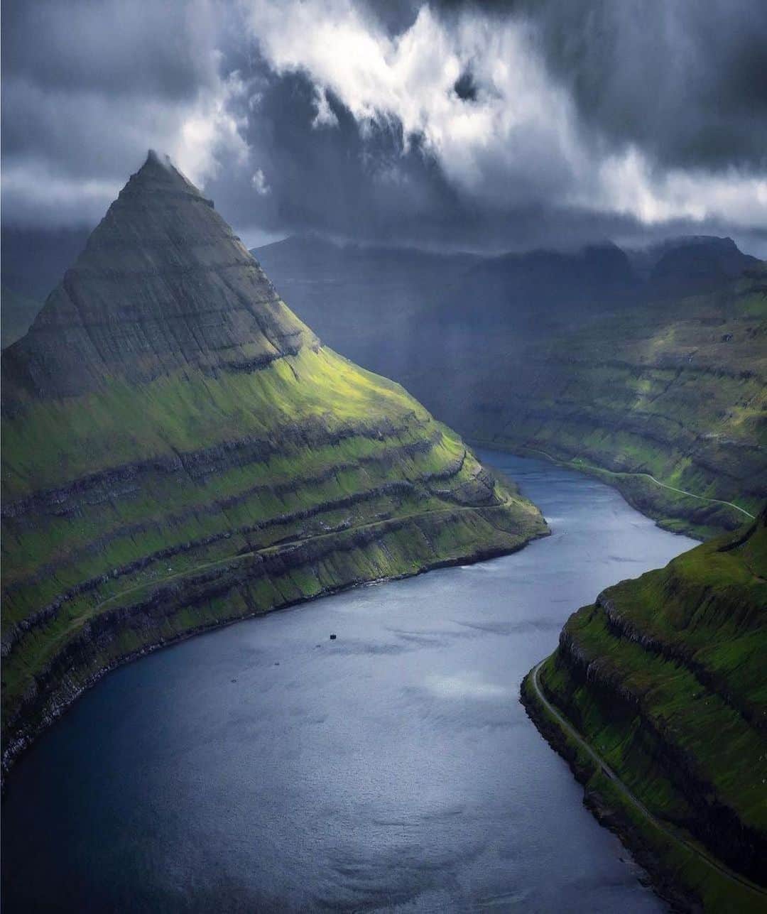 Live To Exploreさんのインスタグラム写真 - (Live To ExploreInstagram)「Sky in Faroe Islands Photography by @dope4travel  Have you been here?」11月7日 0時06分 - welivetoexplore