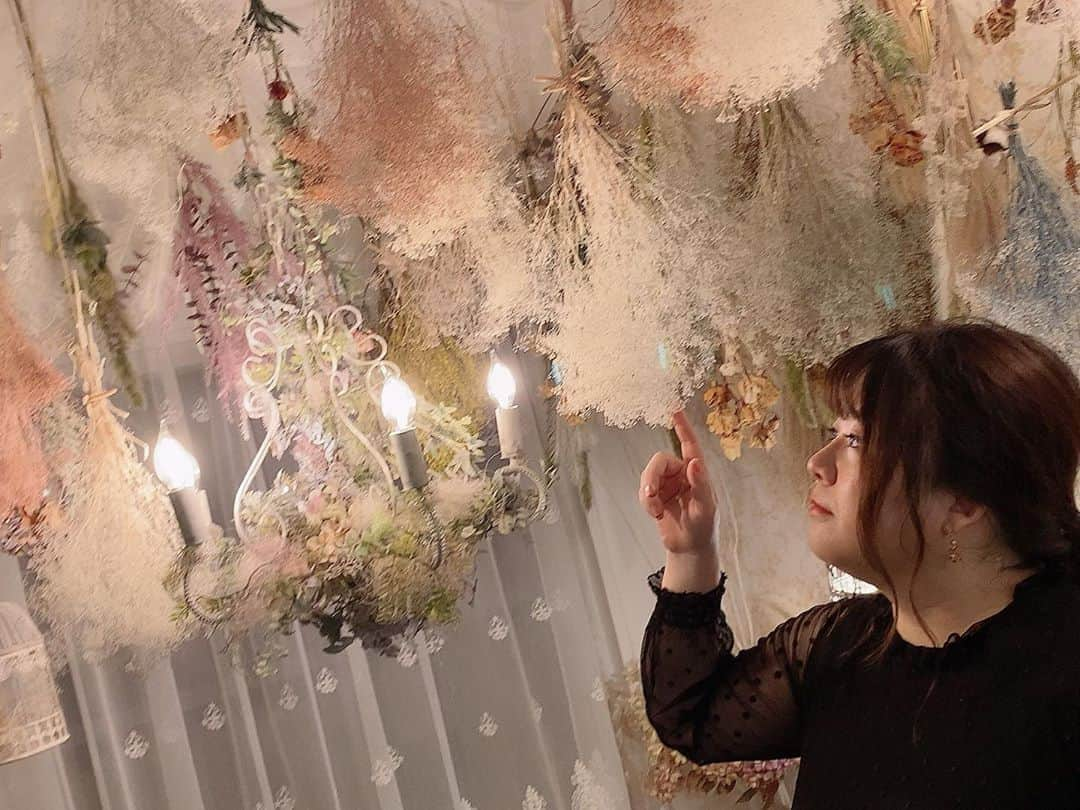 堀川絵美さんのインスタグラム写真 - (堀川絵美Instagram)「【ハッピーバースデーわたくし】 37歳になりました。 たくさんお祝いメッセージありがとうございました🌹✨ よりハッピーに生きたいし、もっと芝居うまくなりたいし歌うまくなりたい。表現者としてレベルを高めたい。顔だけ痩せたい。身体もちょっとだけ痩せたい。可愛い服着ていたいしまだまだツインテールしたい。美味しいものだけ食べたい。友達と毎日爆笑してたい。愛が全て。Thankyou」11月7日 0時10分 - horipis