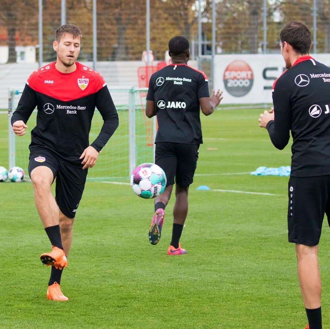 ヴァルデマール・アントンのインスタグラム：「Getting ready for the weekend 💪🏼 #vfbstuttgart #wowa⛰」