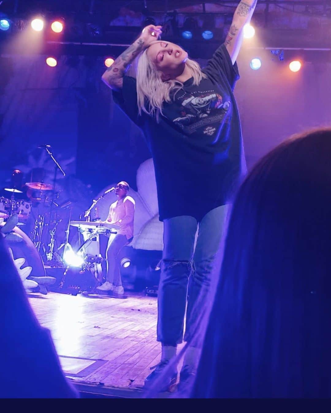 Julia Michaelsのインスタグラム：「Remember tour?  photo by twitter handle: taeskisseys」