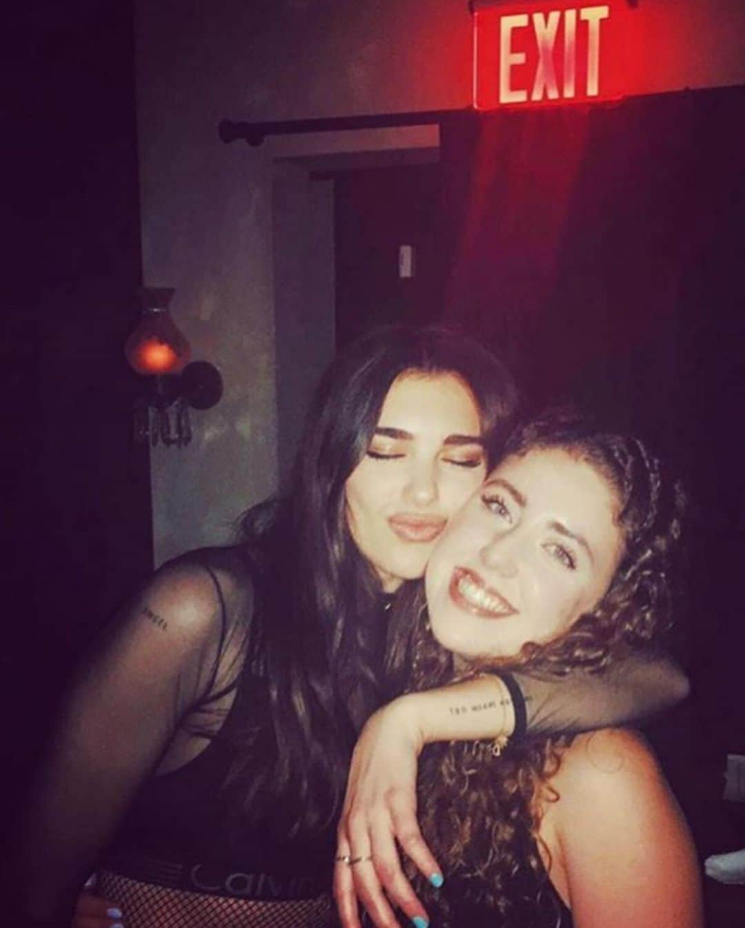 デュア・リパさんのインスタグラム写真 - (デュア・リパInstagram)「Happy Birthday to my Princess Peach @ellajenkin 🍑 through thick n thin, by your side... keeping each other moderately sane! I wanna go through every awkward phase of life with you!! I love you, I miss you and i’ll be holding firmly onto my seat as chairman of your fanclub... forever」11月7日 0時20分 - dualipa