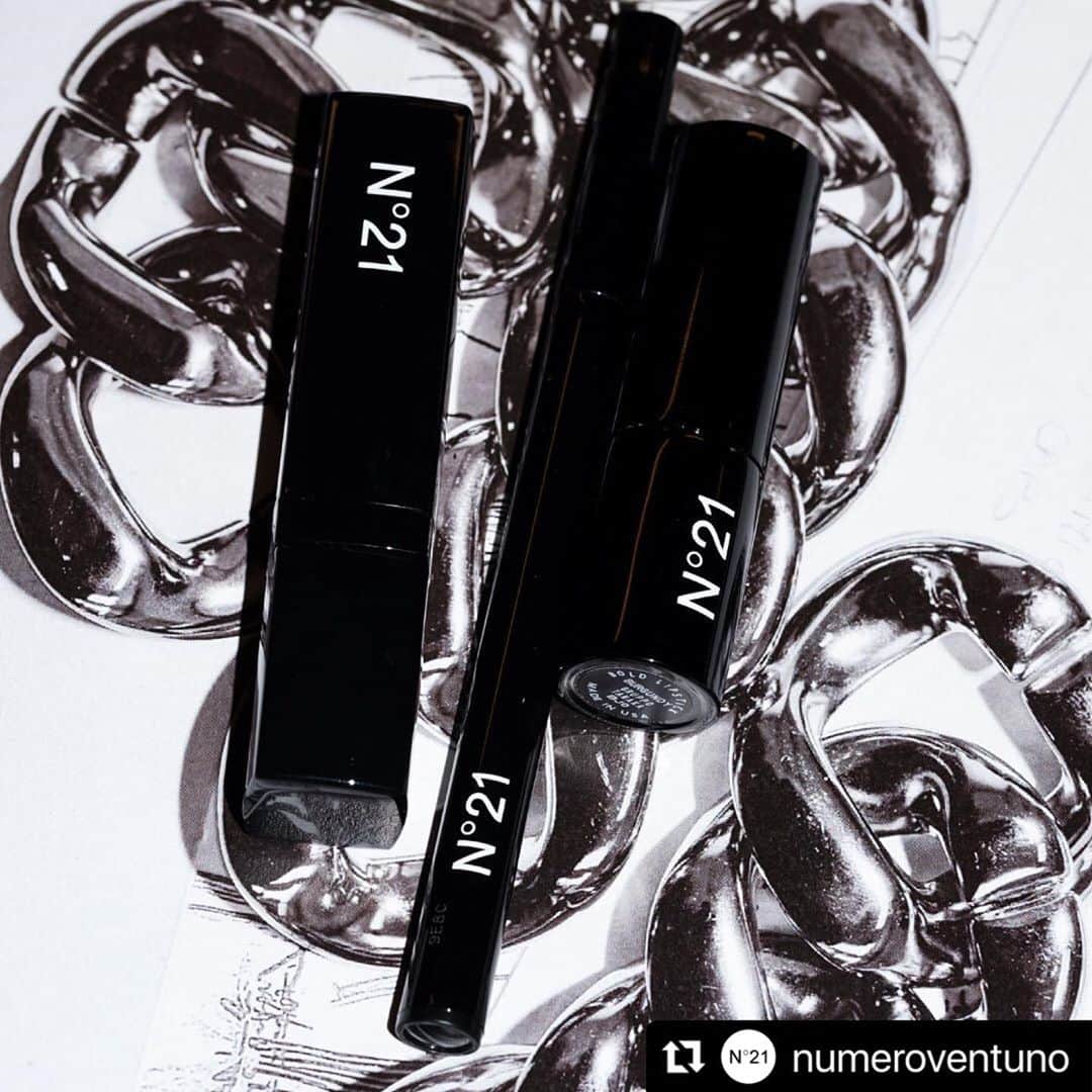 アディクションのインスタグラム：「Black Collection #AyakoxN21🖤  Repost @numeroventuno   ・・・ AYAKO X N21.  In store. NOW.  GARAGE VENTUNO pop-up store at Hankyu Umeda Department Store in Osaka. #N21 #numeroventuno #alessandrodellacqua #GarageVentuno #AyakoxN21 #N21Beauty」