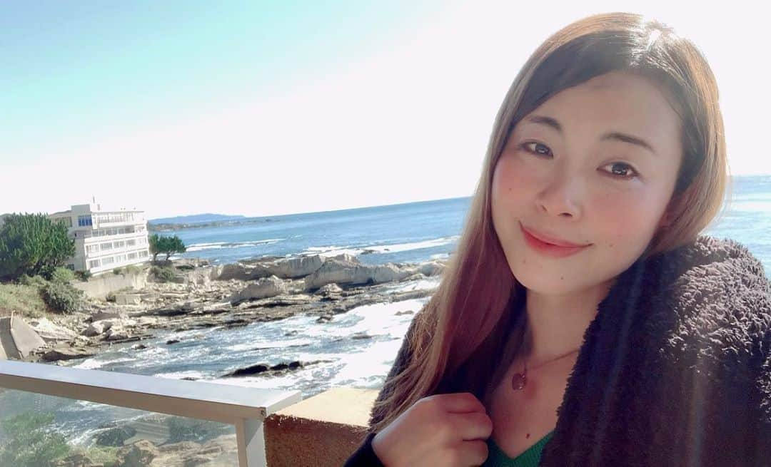 鈴木ゆまのインスタグラム：「鴨川家族旅行🌊 日帰りで以前から通っていた「是空」さんにGoToキャンペーンで宿泊。 太平洋のおおらかな海に抱かれながら、疲れを癒した一日でした！ 海のお料理も美味しかった💕  #是空 #鴨川  #旅行  #gotoキャンペーン  #温泉 #どっちのアワビも最高」