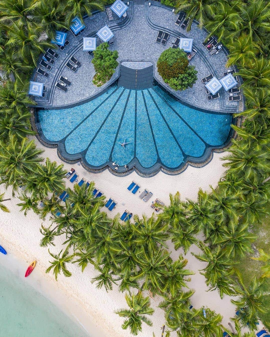 BEAUTIFUL HOTELSさんのインスタグラム写真 - (BEAUTIFUL HOTELSInstagram)「Ready to take your fins out for a swim? The incredible shell-shaped swimming pool at JW Marriott Phu Quoc is fit for mermaids and humans alike!🧜‍♀️  Decked in vibrant hues, the eclectic theme of the hotel is designed by renowned resort architect @billbensley. ✨  If you're in need for R&R, wouldn't Phu Quoc be a great idea? 😉    📸 @robertmichaelpoole 📍@jwmarriottphuquoc, Phu Quoc, Kiến Giang, Vietnam」11月7日 0時30分 - beautifulhotels