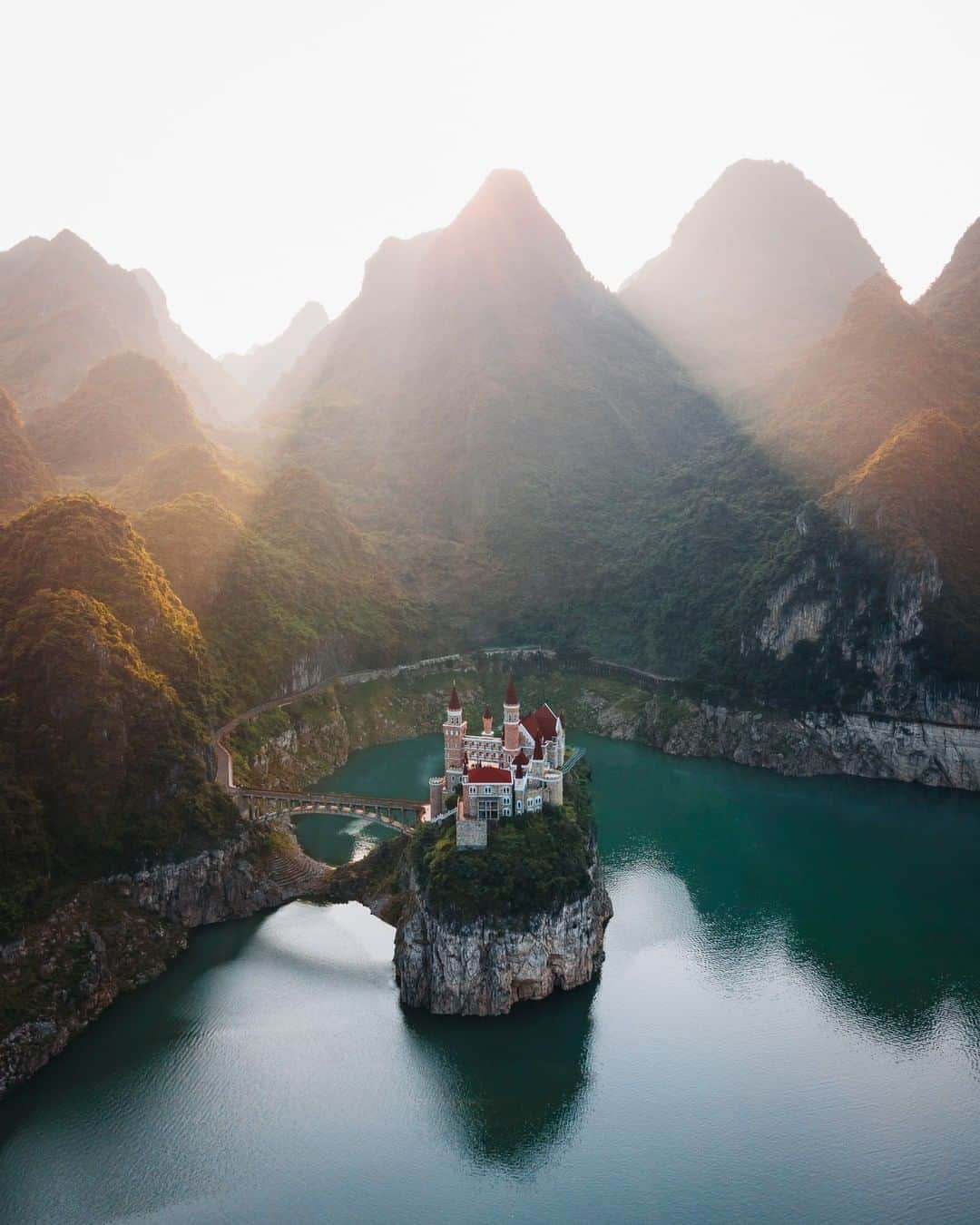 Discoveryさんのインスタグラム写真 - (DiscoveryInstagram)「In rural southwestern China sits a Bavarian-style castle on a lake, surrounded by mountains.     Photo + Caption: Kelsey Johnson (@heykelseyj)    #castle #vacation #exploremore #landscapephotography #remotelearning」11月7日 0時30分 - discovery