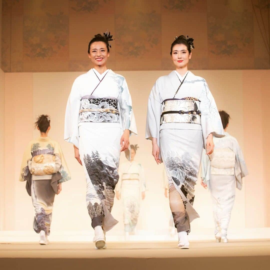 西山由のインスタグラム：「Toujour Je marche avec Yuki ! mdr」