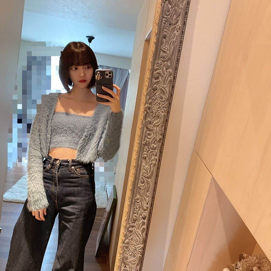 堀未央奈さんのインスタグラム写真 - (堀未央奈Instagram)「💠  𝓃𝑒𝓌 𝓂𝒾𝓇𝓇𝑜𝓇  家を出るまえに全身の コーディネートをチェックして それに合わせて 靴を考えています👡  #乃木坂46 #堀未央奈」11月7日 0時32分 - horimiona_official