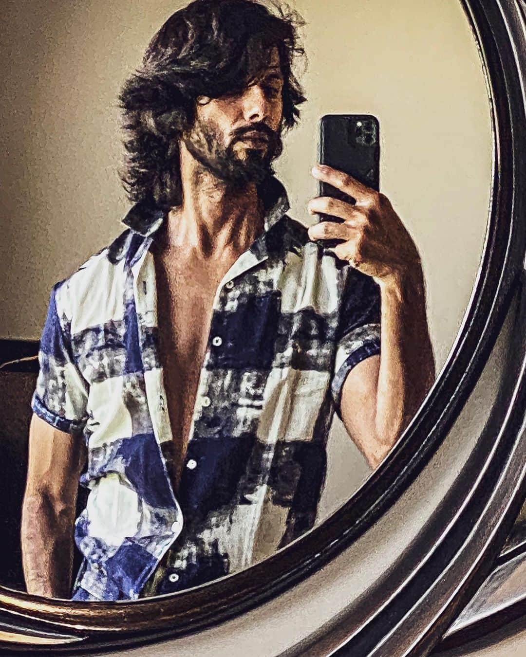 シャーヒド・カプールのインスタグラム：「#mirrorselfie」