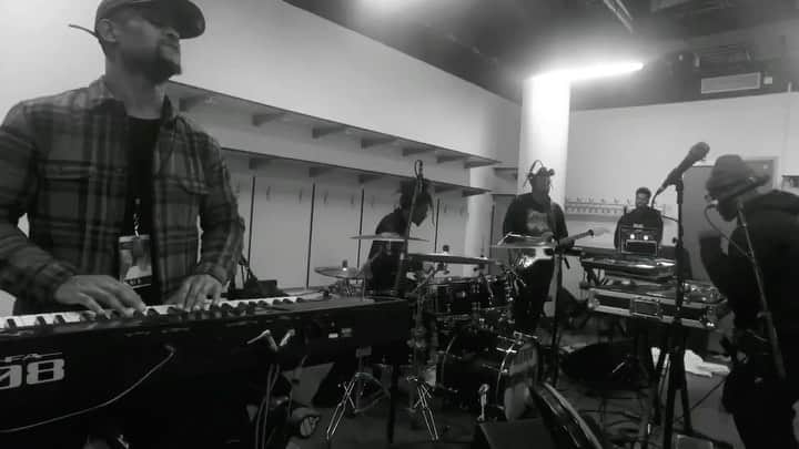 テイラー・ジェームスのインスタグラム：「Can’t wait for us to jam next week! @wetheband」