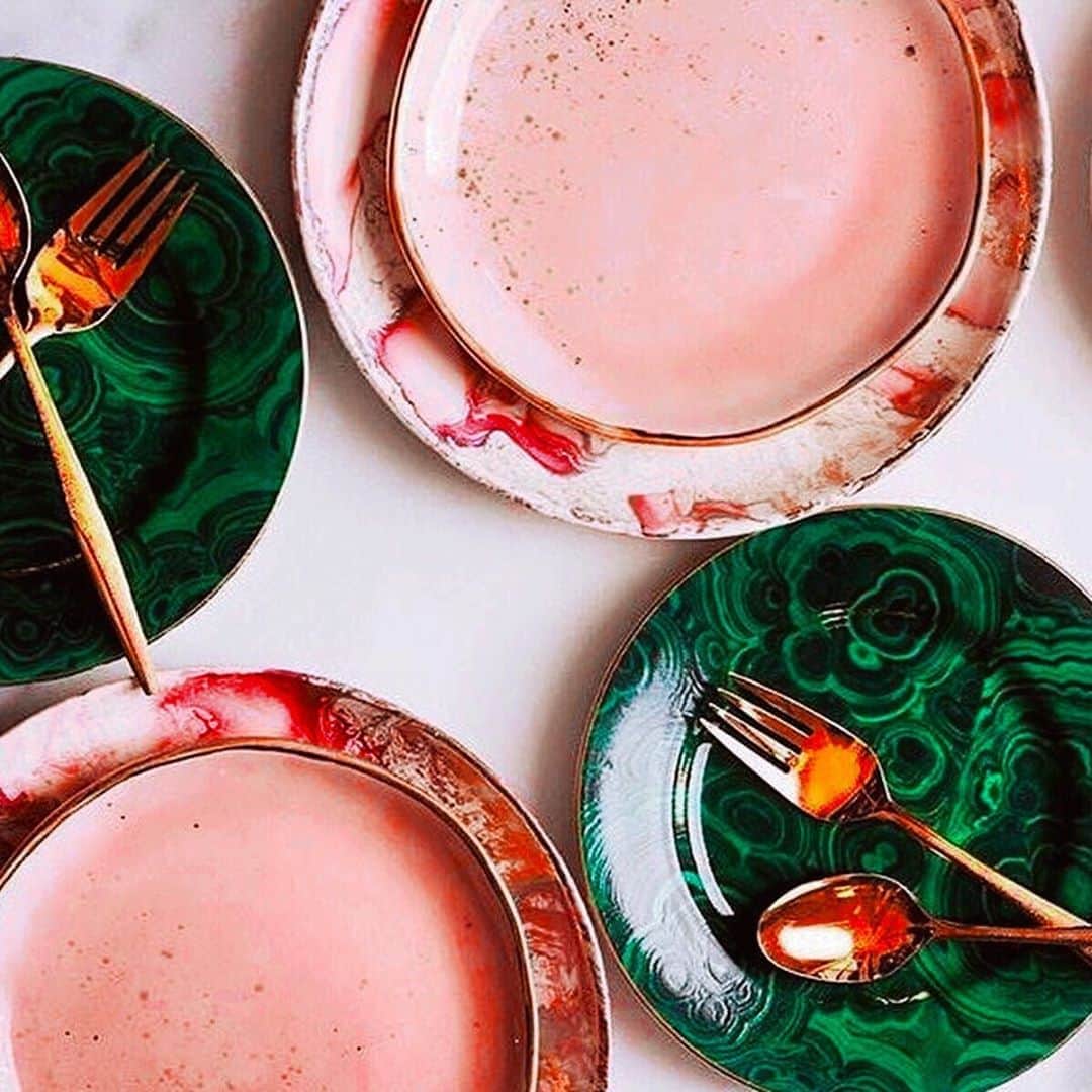 チップ＆ペッパーのインスタグラム：「Statement dinner plates #stylraven  . . . . . . . . #scandi #stylraven #apartmenttherapy #interior #industrial #myinterior #bohemian #bohostyle #natural #hygge #brickwall #bohohome #bohodecor #modernbohemian #kitchenideas #modernkitchen #morninglight #interior4all #americanstyle #woodenhouse #interior123 #interior4inspo #interior_delux #interiordesign #hangingchair #swing #scandinavian #mynordicroom #farmhouse」