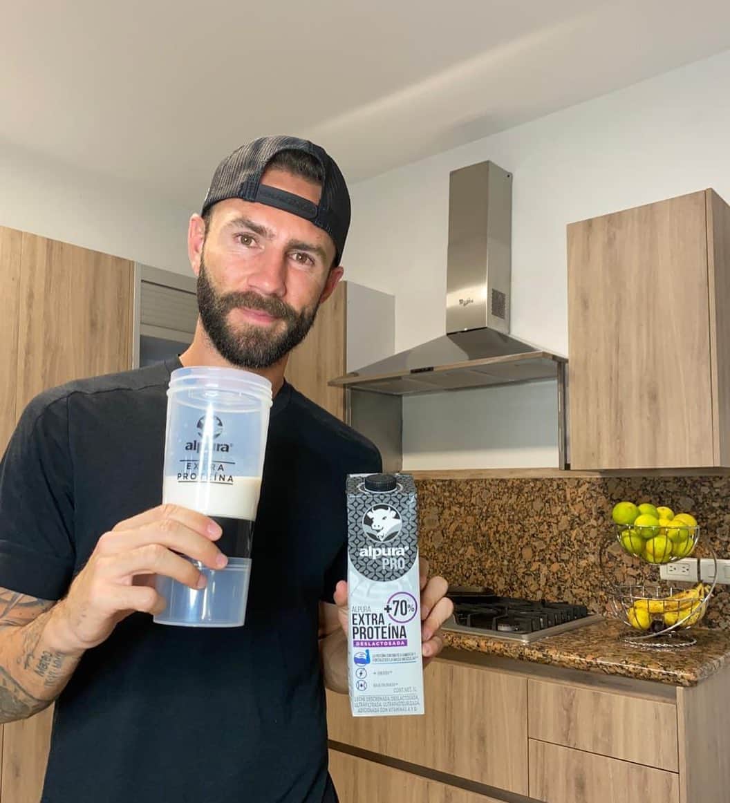 ミゲル・ラジュンのインスタグラム：「Comienzo de la mejor manera mi día tomando @alpurapro con 70% más de proteína! Me brinda la energía que necesito para cumplir con todos mis objetivos del día! 💪🏼🔝#MasPoderParaMisGanas #AlpuraPro」