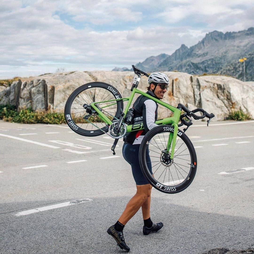 ファビアン・カンチェラーラのインスタグラム：「Walking into friday evening like... 😎 Happy weekend! 🚴🏽‍♂️ #TeamCancellara #ChasingCancellara #WeRideZurichZermatt #cycling #roadcycling #ultrafondo #spartacus #Cancellara  📸 @berner.cycling.league」