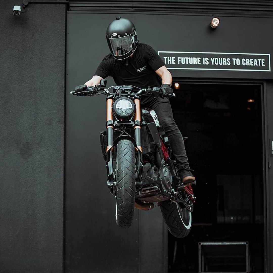 epidemic_motorsさんのインスタグラム写真 - (epidemic_motorsInstagram)「Leaving work early on a Friday afternoon. @matty_mac   Photo 📷 @beauselwood  ________________________________ #indianmotorcycles #ftr1200 #goldcoaststudio #fasthousemotocrew #epidemic_motors #epidemicmotors」11月7日 0時53分 - epidemic_motors