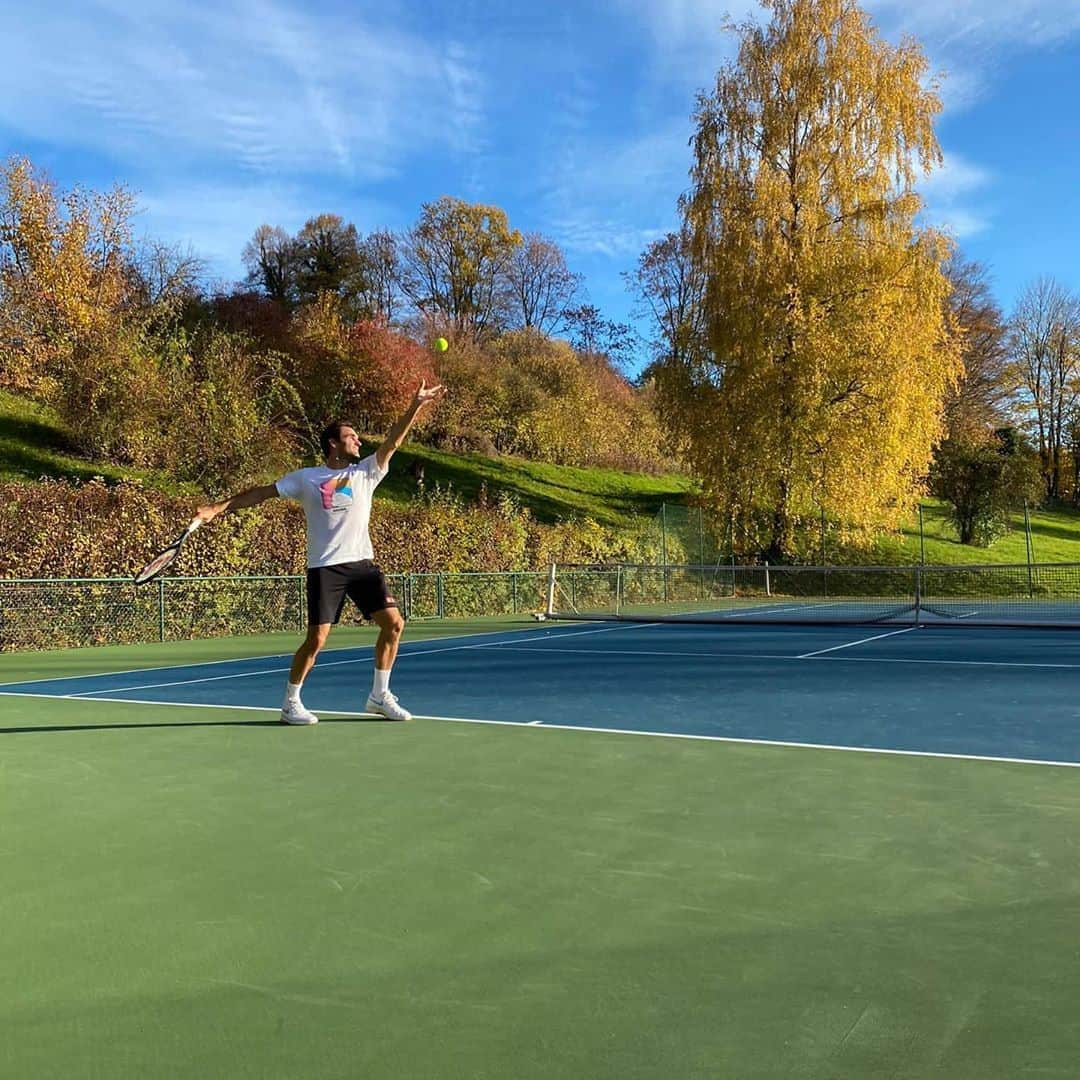 ロジャー・フェデラーのインスタグラム：「Back to work😃🏋️‍♂️👨🏼‍🏫📚🍂🍁🎾」