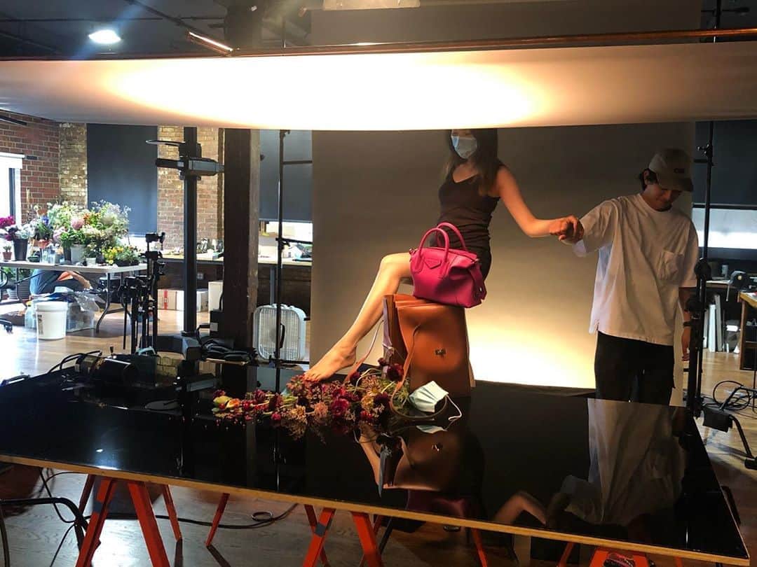 のインスタグラム：「Bts for @flauntmagazine / いい感じに脚の筋が出せるように頑張りました👠笑 完成した写真は1つ前のポストをご覧ください🤗  ・ @studiokanjiishii @jetsetny」