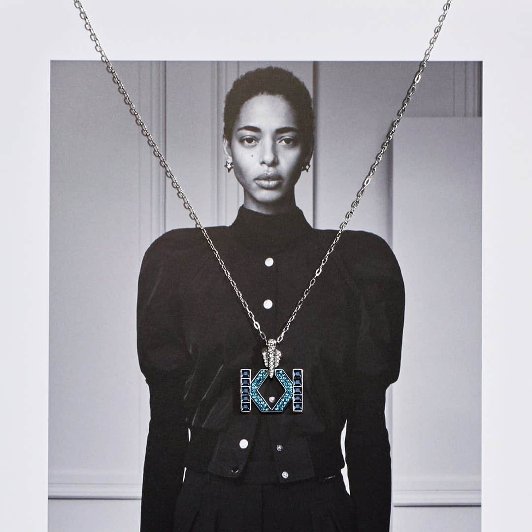 SWAROVSKIさんのインスタグラム写真 - (SWAROVSKIInstagram)「Introducing the ‘K’ necklace in the Atelier Swarovski x Karl Lagerfeld collection: this piece is embellished with striking blue crystals and centers around his trademark ‘K’ motif. Think bold yet elegant designs, drawing inspiration from both Art Deco and punk rock.   #AtelierSwarovskixKarlLagerfeld」11月7日 1時04分 - swarovski