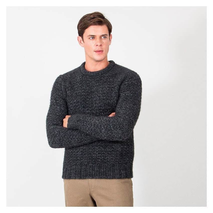 ギーブス&ホークスのインスタグラム：「This luxurious winter crewneck is delicately knitted in London with a loose, textural bubble stitch pattern. The yarn itself is a fine blend of wool and alpaca. In charcoal melange, this crewneck is both elegant & easy to wear.  #GievesandHawkes #SavileRow #AutumnWinter #AlpacaMelange #Casual #ChunkyKnit #British」