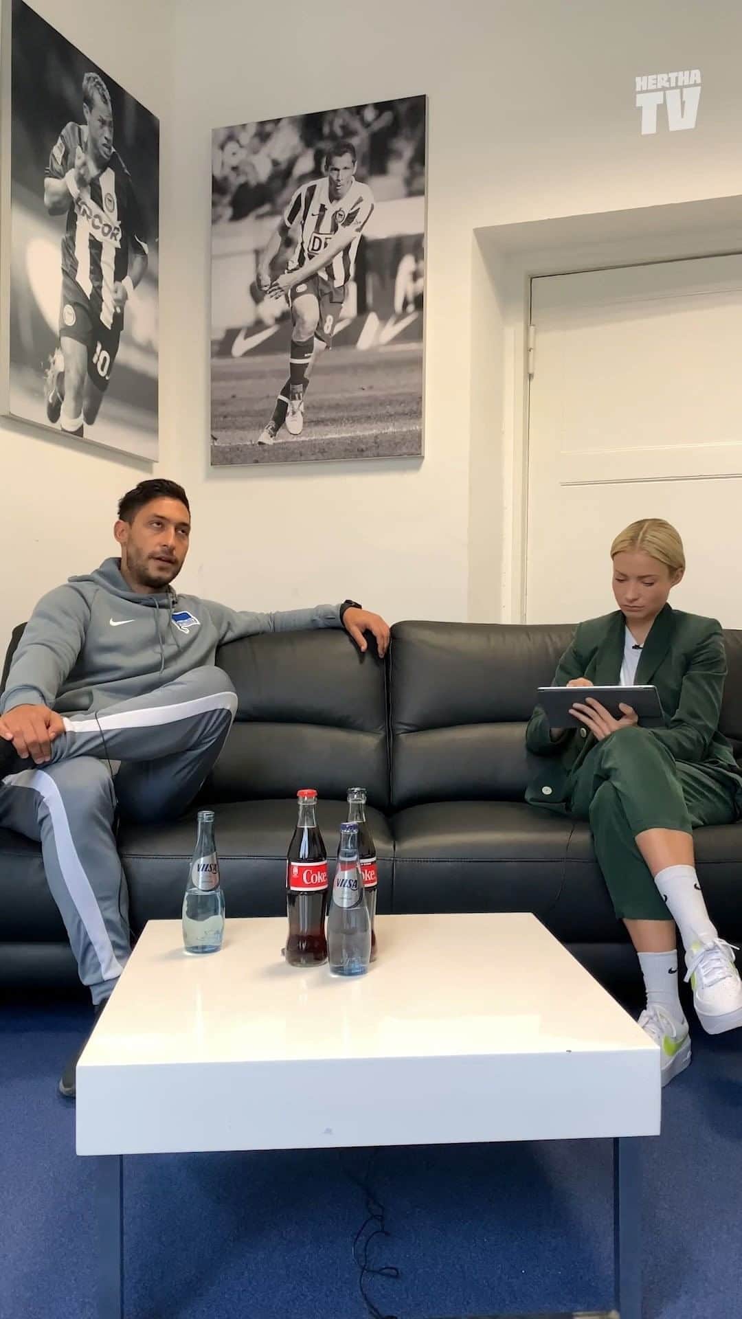ヘルタ・ベルリンのインスタグラム：「Gar nicht so einfach mit Malik Fathi nur über das anstehende Spiel in Augsburg zu sprechen… 👀🤔 Deshalb hier ein kleiner Mix aus euren Fragen an unseren Co-Trainer der U23 und natürlich seine Einschätzung zum Auswärtsspiel! ✊📺 . . #spieltachminus1 #HaHoHe #herthabsc」