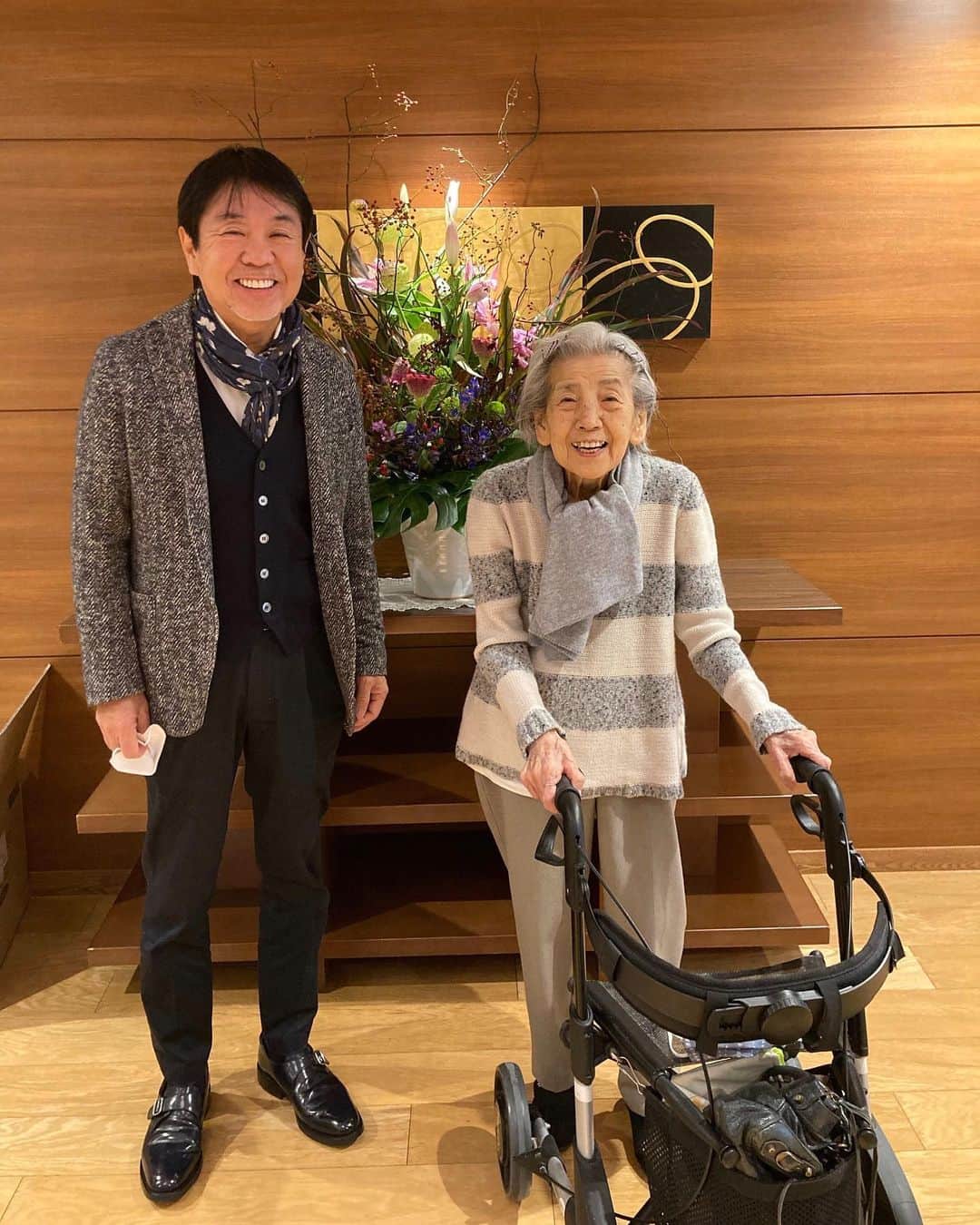のインスタグラム：「今日11月6日はオフクロの93歳の誕生日❣️😊🎂  ３兄弟妹で訪ねてきました。 真っ直ぐで正義感が強くて、僕らが幾つになっても子供扱い😅 オフクロ、おめでとう‼️長生きしてください🎉🎉🎉  #オフクロ #93歳 #誕生日 #ハッピーバースデー」