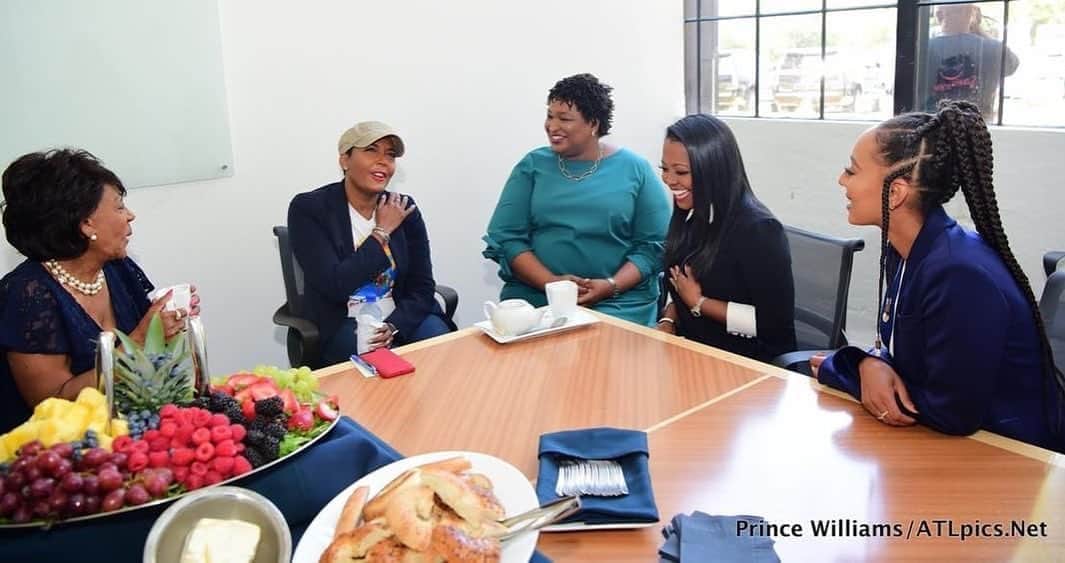 ケシア・ナイト・プリアムのインスタグラム：「I had to pull this picture out of the archives. I am so proud to have a Spelman Sister named @staceyabrams & a Soror/ Mayor named @keishabottoms !!! When black women unite we ALL WIN!!! This is just the beginning. 📸: @atlpics」