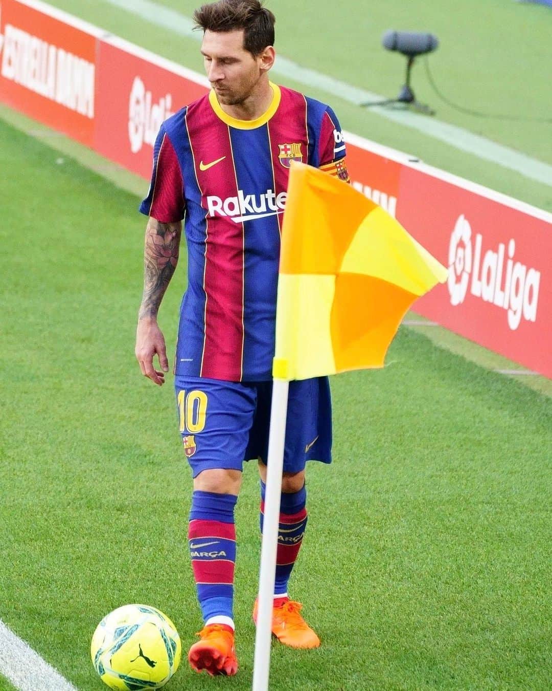 LFPさんのインスタグラム写真 - (LFPInstagram)「💙🐐❤️  #Messi #Barça #LaLigaSantander #LaLiga #YouHaveToLiveIt #HayQueVivirla」11月7日 1時30分 - laliga
