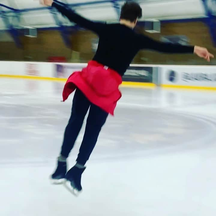 キリル・ハリャヴィンのインスタグラム：「Un poco de mi entrenamiento en @laura.ice.arena .⛸ Vamos a fin de semana !🥳 #HurtadoJalyavin #Practice #Friday」