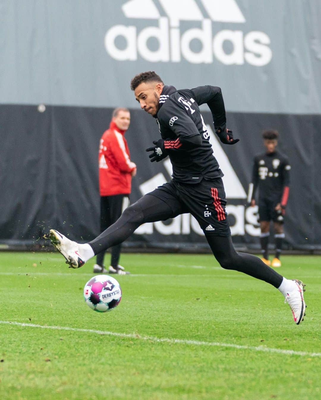 バイエルン・ミュンヘンさんのインスタグラム写真 - (バイエルン・ミュンヘンInstagram)「Ready for #BVBFCB! 💪 #packmas ________ #FCBayern #MiaSanMia #football #Fußball」11月7日 1時35分 - fcbayern