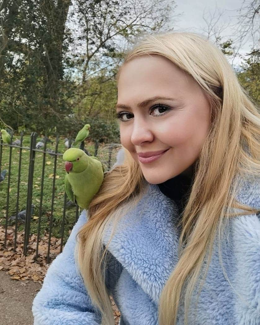 アンナ＝マリア・ガロヤンさんのインスタグラム写真 - (アンナ＝マリア・ガロヤンInstagram)「Selfie o'clock with “posh pigeons” of London -  green parakeets.💚🦜🤳  PS! In the last 50 years these migrants from South Asia have arrived and thrived, settling into their own ecological niche.Darwin would be proud at how well they adapted to the new environment. Toughened up by the hard Himalayan climate, they handle the cold northern European winters better than most locals.🍁🌴🍂 .  #greenparakeets #greenparakeetsoflondon #parrotsofinstagram #fridayvibes #animallover #becauseiamlondoner #💚 #🦜#mylovelylondon❤️ #livelaughlondon」11月7日 1時36分 - annamariagalojan