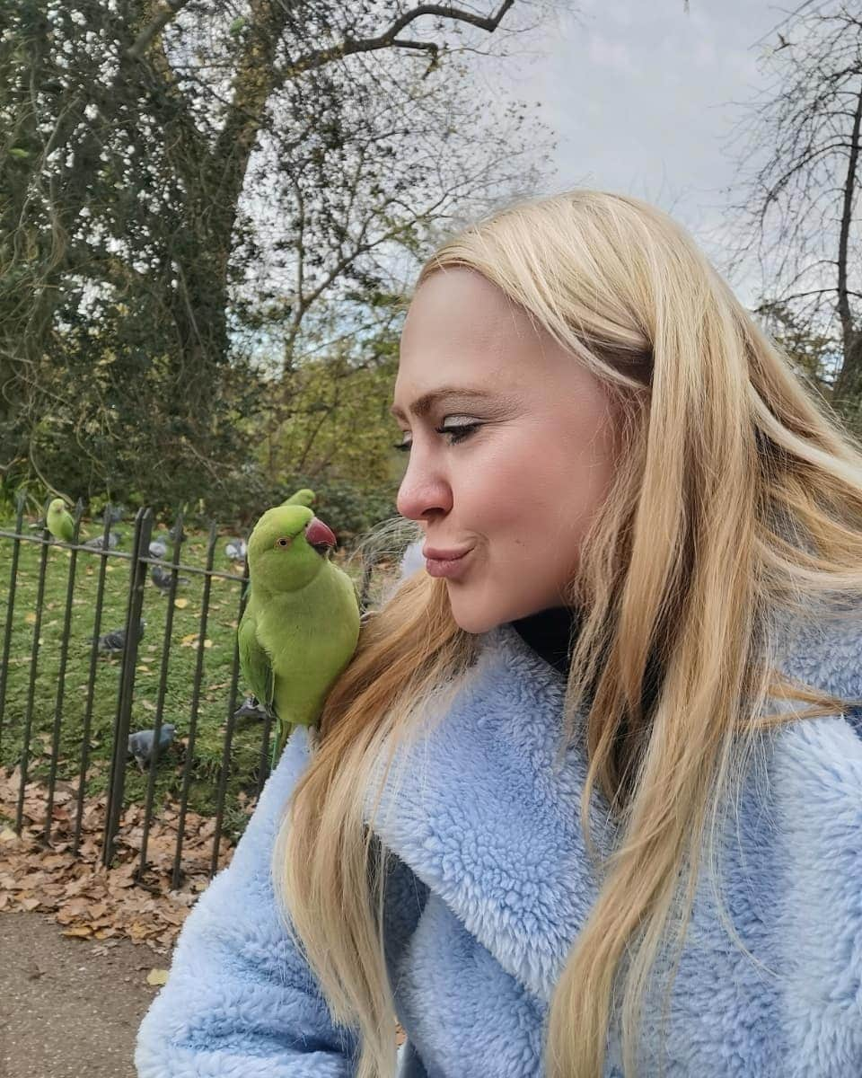 アンナ＝マリア・ガロヤンさんのインスタグラム写真 - (アンナ＝マリア・ガロヤンInstagram)「Selfie o'clock with “posh pigeons” of London -  green parakeets.💚🦜🤳  PS! In the last 50 years these migrants from South Asia have arrived and thrived, settling into their own ecological niche.Darwin would be proud at how well they adapted to the new environment. Toughened up by the hard Himalayan climate, they handle the cold northern European winters better than most locals.🍁🌴🍂 .  #greenparakeets #greenparakeetsoflondon #parrotsofinstagram #fridayvibes #animallover #becauseiamlondoner #💚 #🦜#mylovelylondon❤️ #livelaughlondon」11月7日 1時36分 - annamariagalojan