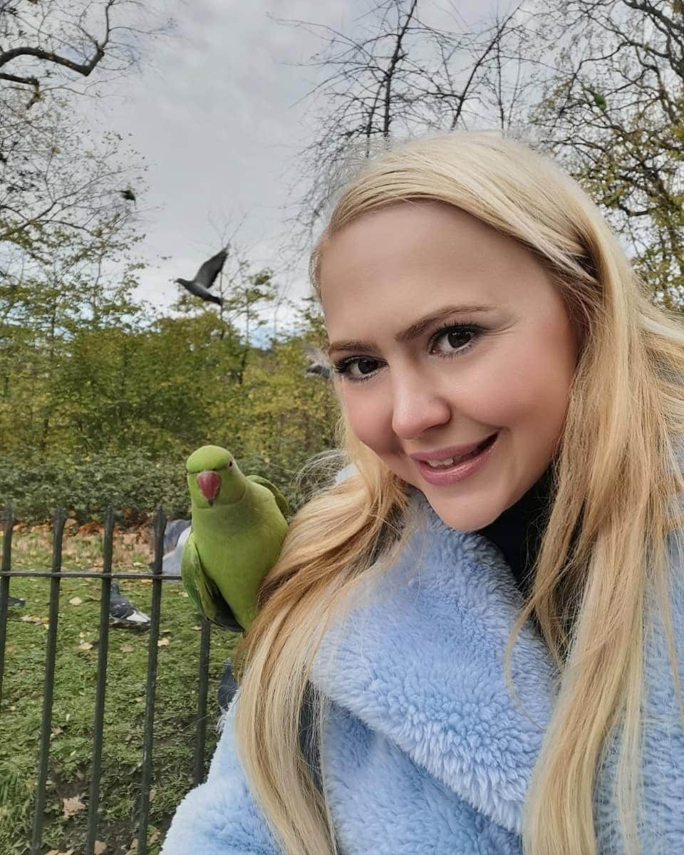 アンナ＝マリア・ガロヤンさんのインスタグラム写真 - (アンナ＝マリア・ガロヤンInstagram)「Selfie o'clock with “posh pigeons” of London -  green parakeets.💚🦜🤳  PS! In the last 50 years these migrants from South Asia have arrived and thrived, settling into their own ecological niche.Darwin would be proud at how well they adapted to the new environment. Toughened up by the hard Himalayan climate, they handle the cold northern European winters better than most locals.🍁🌴🍂 .  #greenparakeets #greenparakeetsoflondon #parrotsofinstagram #fridayvibes #animallover #becauseiamlondoner #💚 #🦜#mylovelylondon❤️ #livelaughlondon」11月7日 1時36分 - annamariagalojan