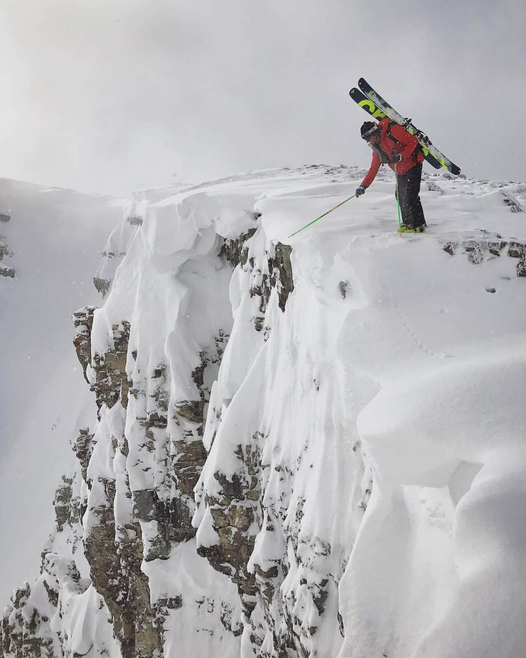 ジミー・チンさんのインスタグラム写真 - (ジミー・チンInstagram)「On the brink.  @chrisfigenshau testing the edge.  @jacksonhole」11月7日 1時37分 - jimmychin