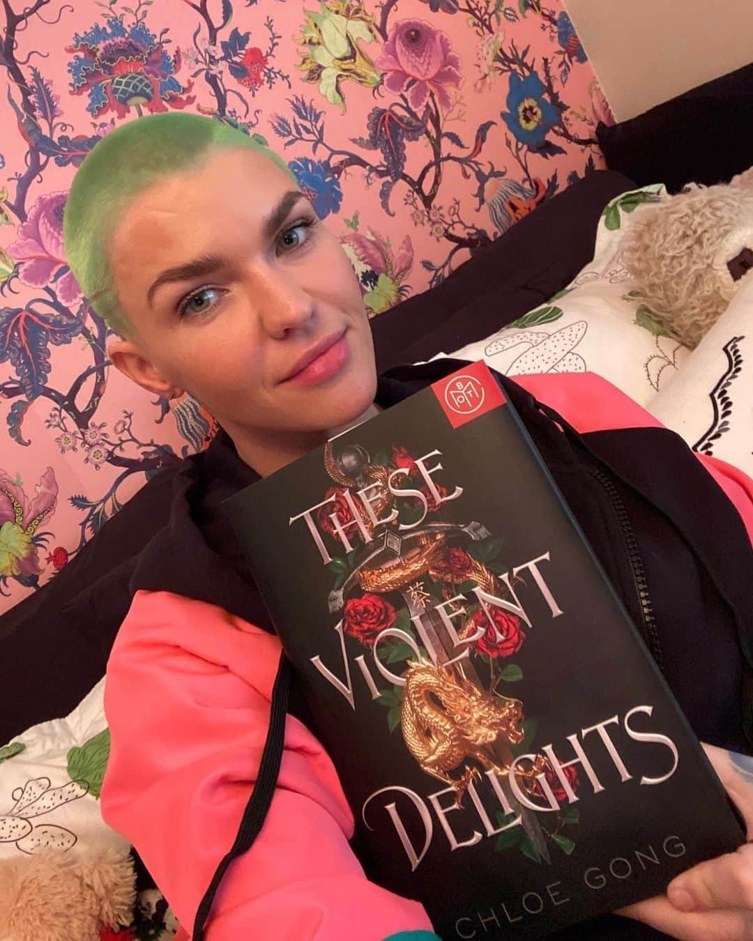 ルビー・ローズのインスタグラム：「I am Book of the Month's Guest Judge for November and I chose "These Violent Delights" and it is a a wild story. To read my full thoughts on the book please go to www.bookofthemonth.com  @bookofthemonth.」