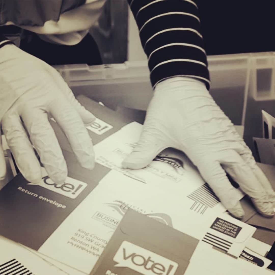 ブライス・ダラス・ハワードさんのインスタグラム写真 - (ブライス・ダラス・ハワードInstagram)「This is⁣ a simple thank you to our⁣ vote counters. Such long⁣ tedious work, masked and⁣ gloved for hours, for days. ⁣ The people have cast their ⁣ votes, now the counting of⁣ every valid vote is in their⁣ capable hands. Diligence is⁣ required of them, patience ⁣ and gratitude from all of us.⁣ ⁣ 🔁: @thisispattismith」11月7日 1時40分 - brycedhoward